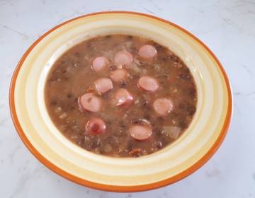 Linsensuppe mit Sacherwürsteln