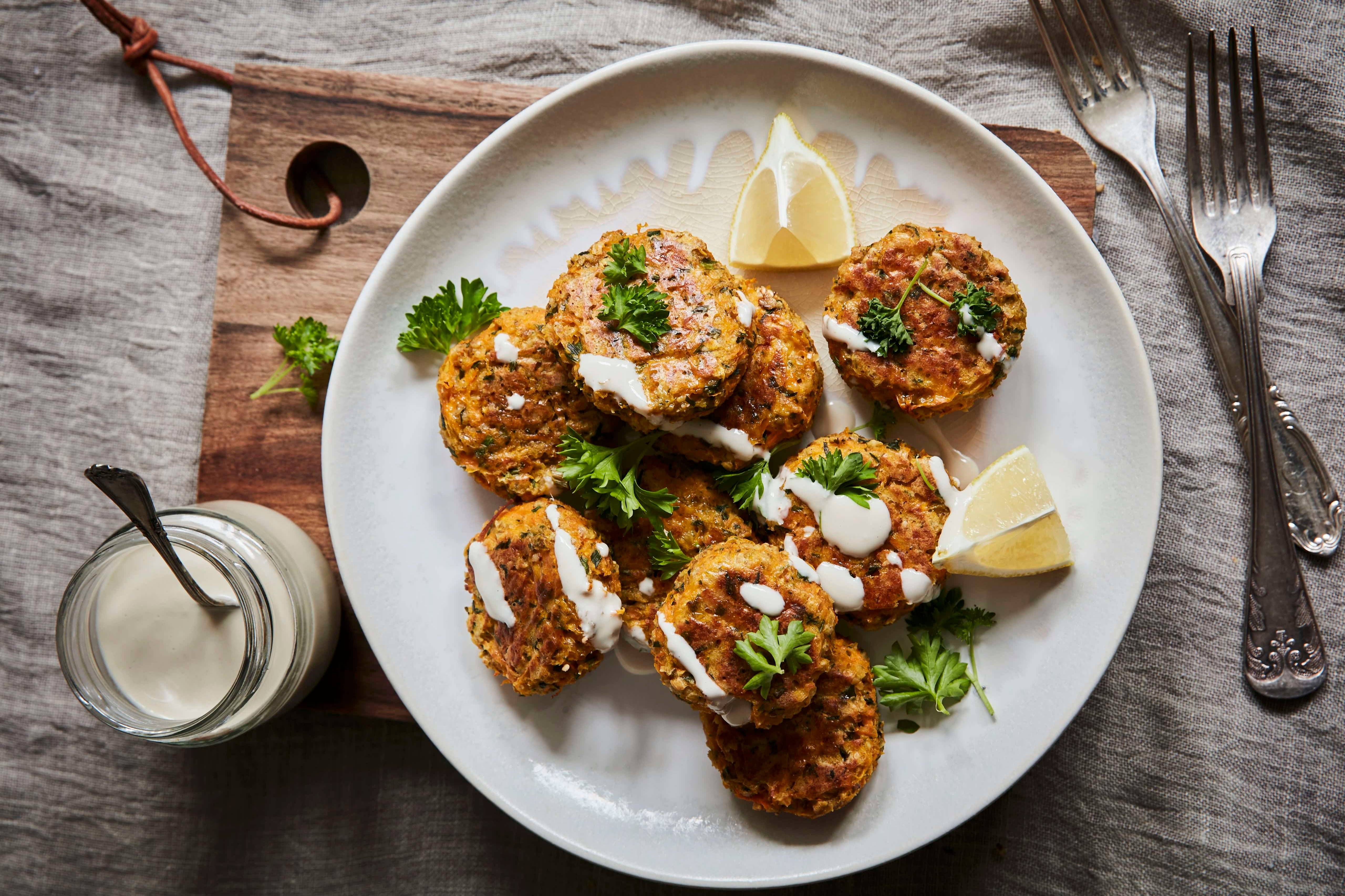 Karottenpuffer mit Ingwer und Zitronen-Tahini-Dressing Rezept