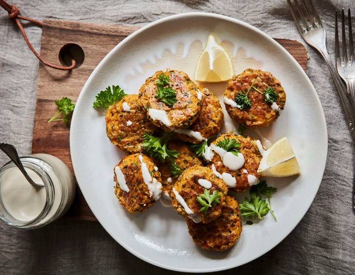 Karottenpuffer mit Zitronen-Tahini-Dressing Karottenpuffer mit Zitronen-Tahini-Dressing