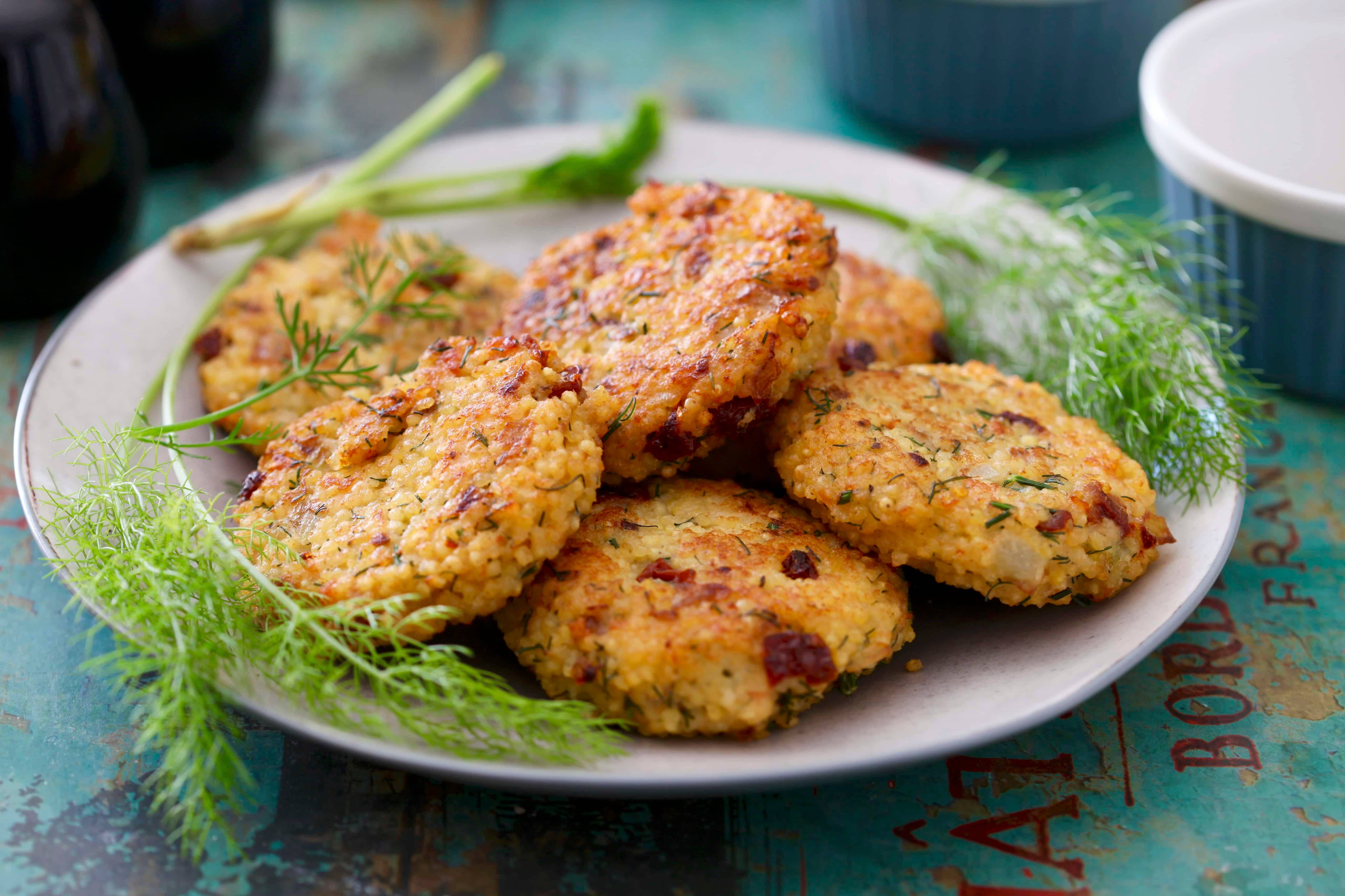 Hirselaibchen mit Kräuterrahmsauce