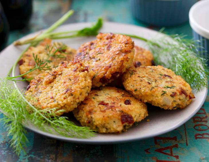 Hirselaibchen mit Kräuterrahmsauce