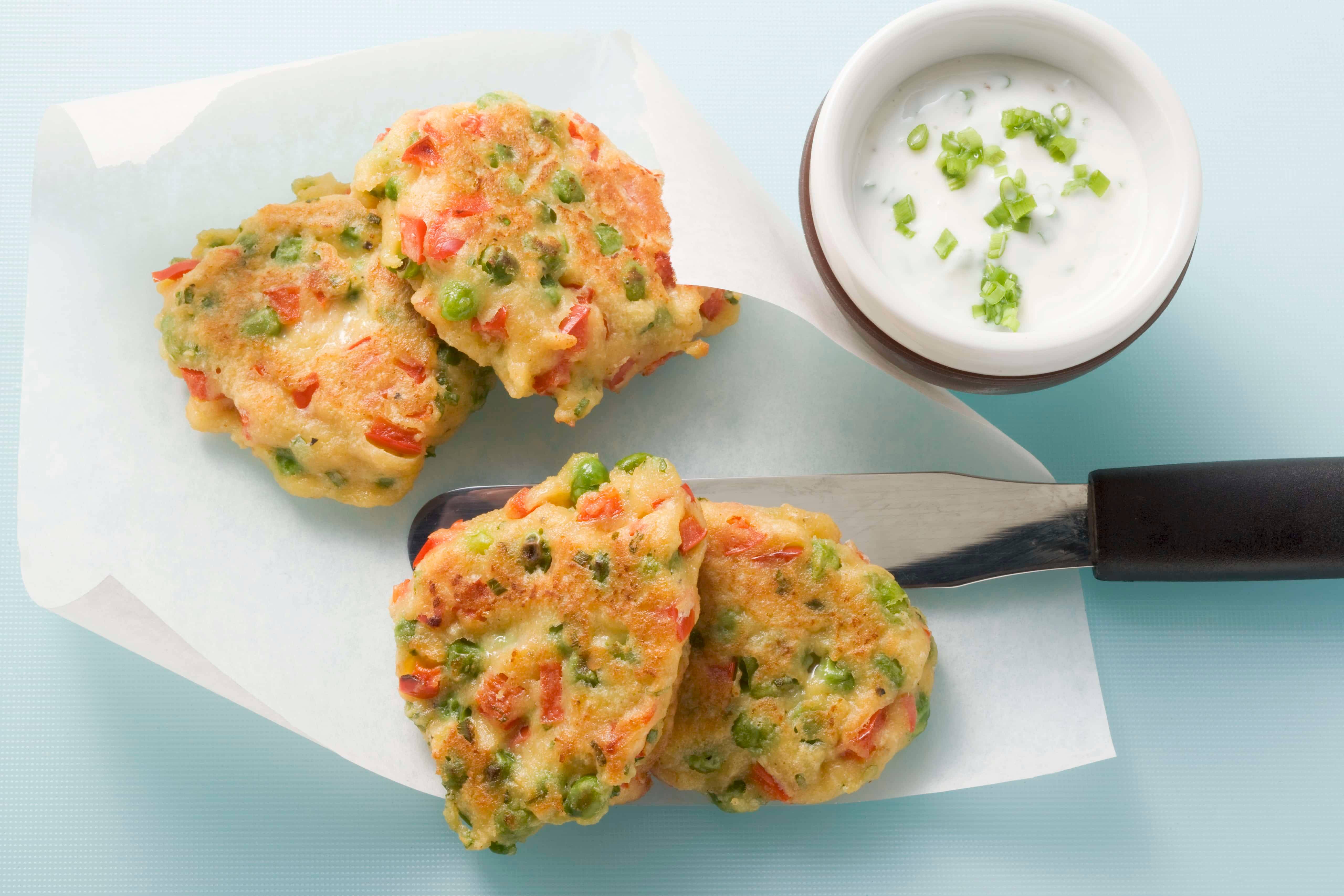 Gemüsebratlinge mit Schnittlauchjoghurt Rezept - ichkoche.at Gemüsebratlinge mit Schnittlauchjoghurt Rezept - ichkoche.at