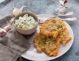 Brokkolipuffer mit selbstgemachtem Tsatsiki Brokkolipuffer mit selbstgemachtem Tsatsiki