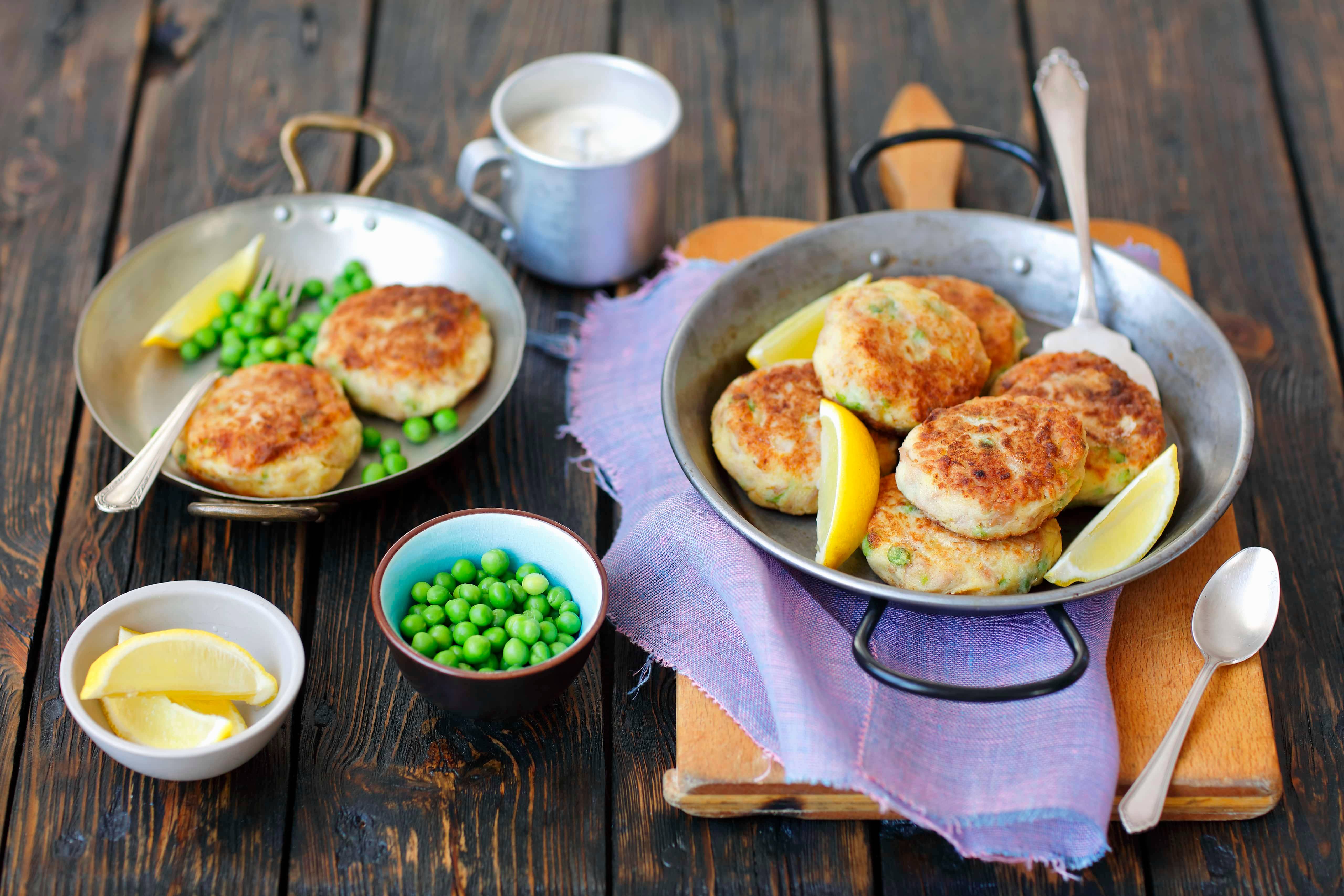 Thunfisch-Kartoffel-Bratlinge mit grünen Erbsen