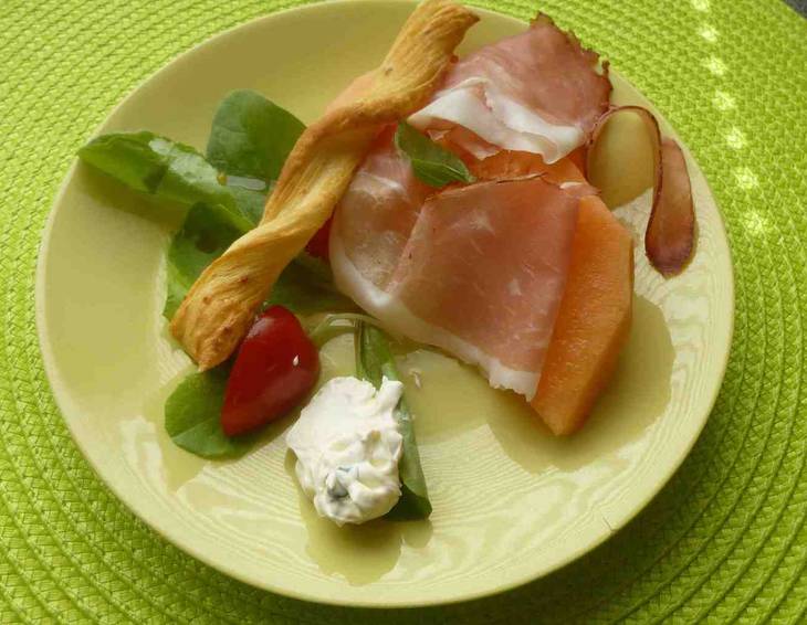 Melone mit Schinken und Aufstrich Melone mit Schinken und Aufstrich