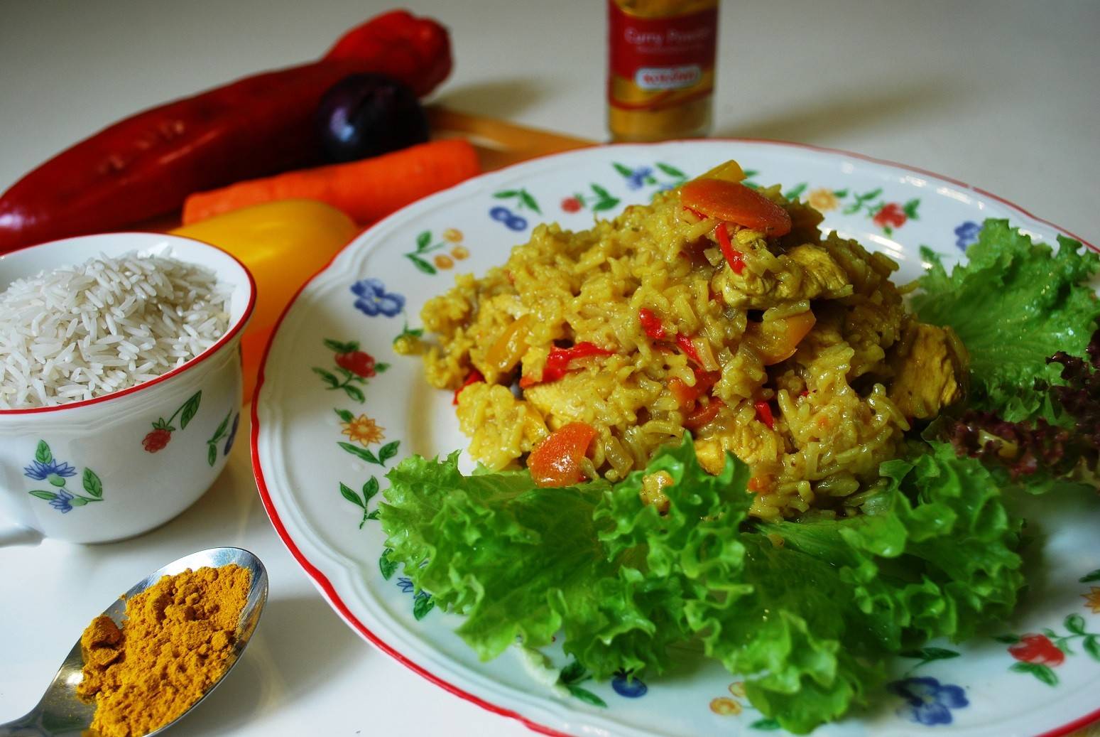 Gelb-rotes Reisfleisch mit Huhn