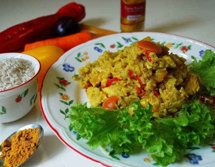 Gelb-rotes Reisfleisch mit Huhn