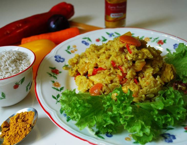 Gelb-rotes Reisfleisch mit Huhn Gelb-rotes Reisfleisch mit Huhn