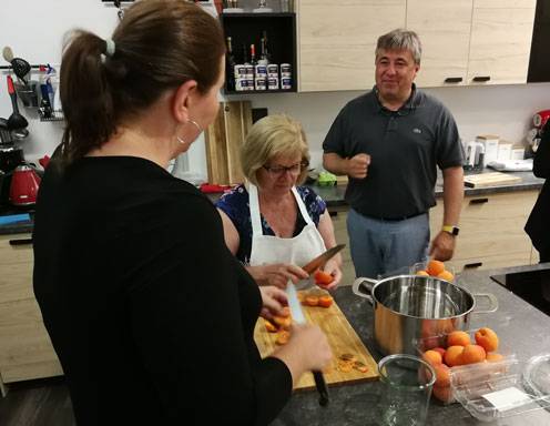 Schlechte Stellen gehören auch bei Marillen immer weggeschnitten.