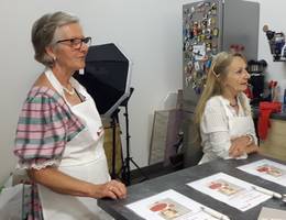 ...und wir sind bereits mitten im Gespräch! Aufmerksam hören unsere glücklichen Gewinnerinnen Leopoldine und Brigitta zu, was Journalistin & Autorin Martina Salomon erzählt... ...und wir sind bereits mitten im Gespräch! Aufmerksam hören unsere glücklichen Gewinnerinnen Leopoldine und Brigitta zu, was Journalistin & Autorin Martina Salomon erzählt...