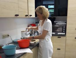 Nebenbei rührt unser fleißiger Ehrengast flott den Omeletteteig zusammen... Nebenbei rührt unser fleißiger Ehrengast flott den Omeletteteig zusammen...