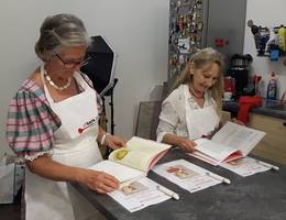 Leopoldine & Brigitta werfen erste, neugierige Blicke in Martina Salomons Werk "Salomonisch serviert"...