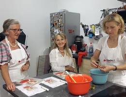 So, der Omeletteteig ist fertig - weiter geht's mit den frischen, verführerisch duftenden Erdbeeren! So, der Omeletteteig ist fertig - weiter geht's mit den frischen, verführerisch duftenden Erdbeeren!