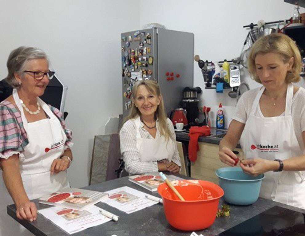 So, der Omeletteteig ist fertig - weiter geht's mit den frischen, verführerisch duftenden Erdbeeren! So, der Omeletteteig ist fertig - weiter geht's mit den frischen, verführerisch duftenden Erdbeeren!