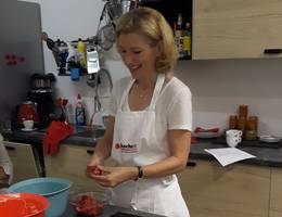 Flinken Finkers putzt & zerkleinert Martina Salomon Erdbeere für Erdbeere - und erzählt nebenbei allerhand interessante Anekdoten... Flinken Finkers putzt & zerkleinert Martina Salomon Erdbeere für Erdbeere - und erzählt nebenbei allerhand interessante Anekdoten...