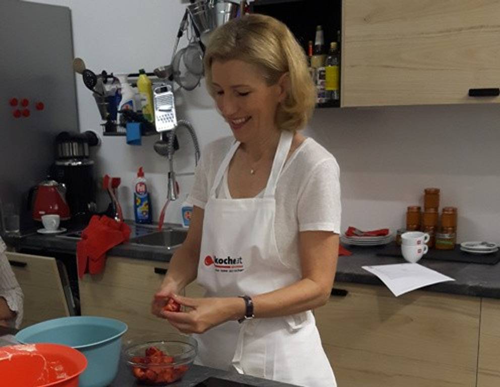 Flinken Finkers putzt & zerkleinert Martina Salomon Erdbeere für Erdbeere - und erzählt nebenbei allerhand interessante Anekdoten... Flinken Finkers putzt & zerkleinert Martina Salomon Erdbeere für Erdbeere - und erzählt nebenbei allerhand interessante Anekdoten...