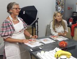 Brigitta und Leopoldine hören aufmerksam zu & tratschen begeistert mit! Brigitta und Leopoldine hören aufmerksam zu & tratschen begeistert mit!