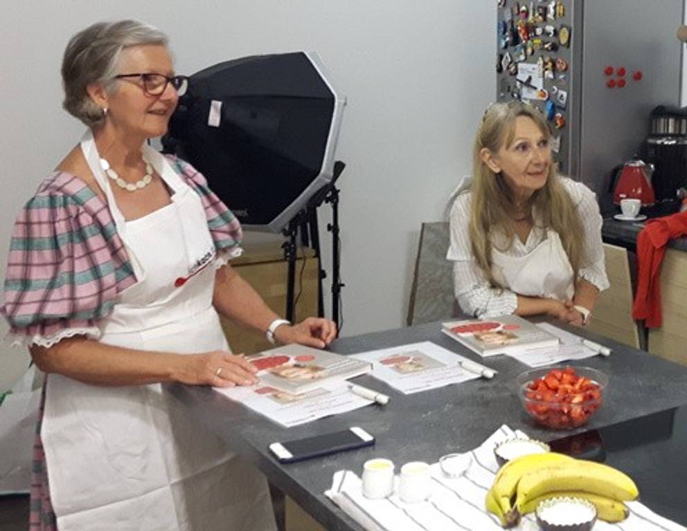 Brigitta und Leopoldine hören aufmerksam zu & tratschen begeistert mit! Brigitta und Leopoldine hören aufmerksam zu & tratschen begeistert mit!