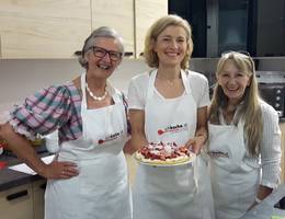 Vom Omelette zur Blitztorte: Schlagobers, Erdbeeren, Eierlikör und Kokos machen's möglich! Ist sie nicht hübsch, die flotte Torte? Vom Omelette zur Blitztorte: Schlagobers, Erdbeeren, Eierlikör und Kokos machen's möglich! Ist sie nicht hübsch, die flotte Torte?