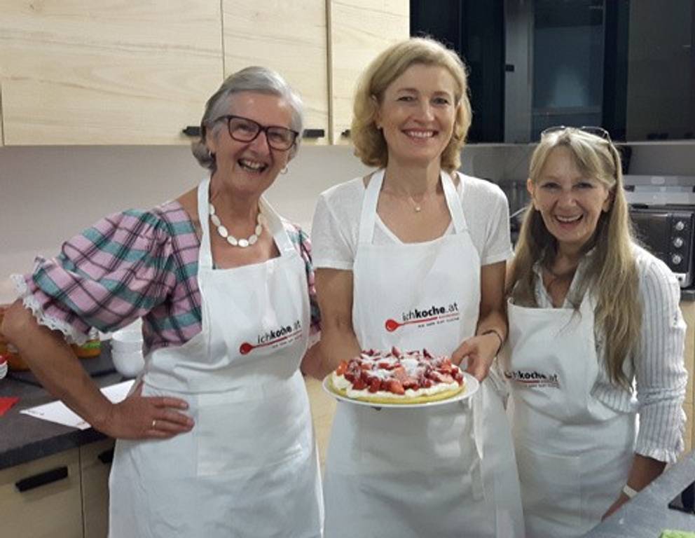 Vom Omelette zur Blitztorte: Schlagobers, Erdbeeren, Eierlikör und Kokos machen's möglich! Ist sie nicht hübsch, die flotte Torte? Vom Omelette zur Blitztorte: Schlagobers, Erdbeeren, Eierlikör und Kokos machen's möglich! Ist sie nicht hübsch, die flotte Torte?