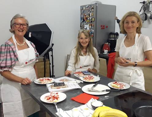 "Jetzt bekommt jeder ein Viertel - ein süßes Mittagessen!", verkündet Martina Salomon - wir können es kaum erwarten!