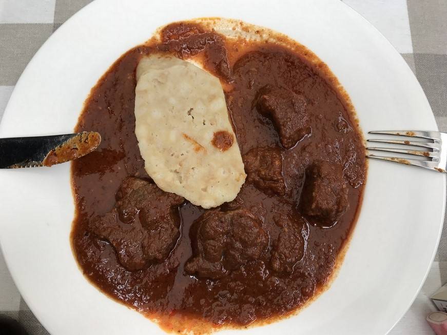 Rindsgulasch mit Knödel aus dem Schnellkochtopf