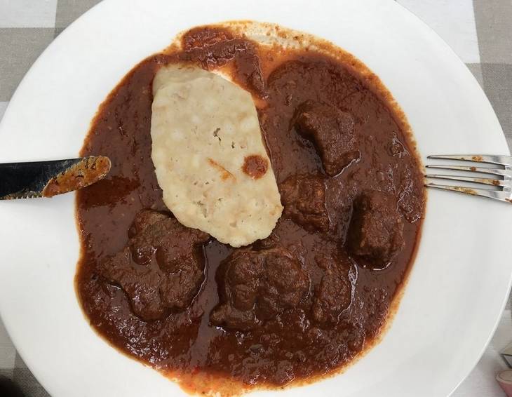 Rindsgulasch mit Knödel aus dem Schnellkochtopf