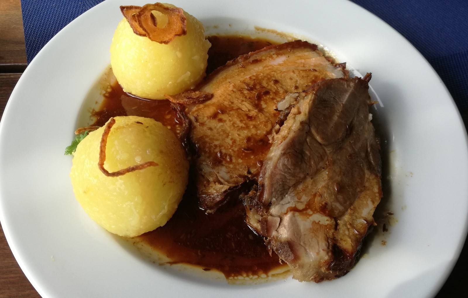 Bayerischer Schweinsbraten mit Knödel Rezept - ichkoche.ch