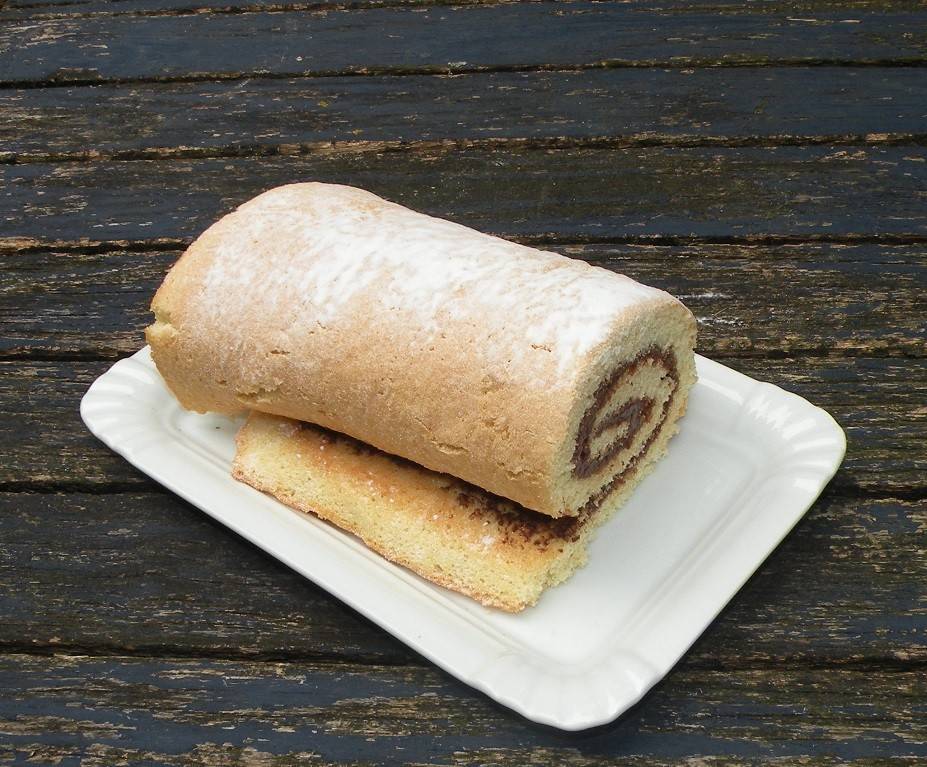 Biskuitroulade mit Schokocremefüllung