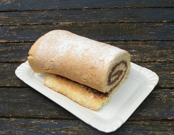 Biskuitroulade mit Schokocremefüllung Biskuitroulade mit Schokocremefüllung