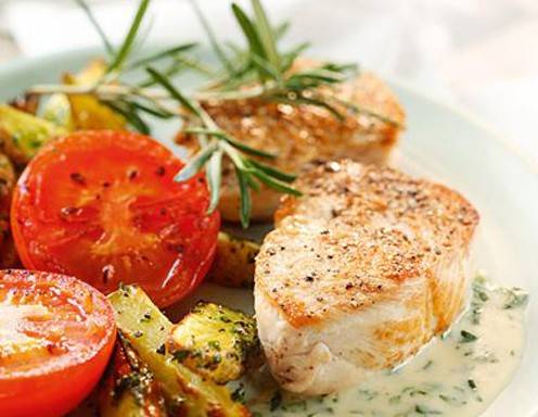 Putenmedaillons mit Spinatsauce und Ofenerdäpfel