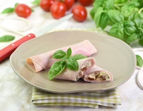 Schinkenröllchen mit Paradeiser-Basilikum-Füllung Rezept