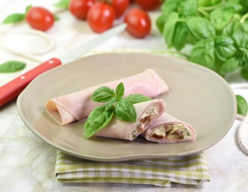 Schinkenröllchen mit Paradeiser-Basilikum-Füllung Schinkenröllchen mit Paradeiser-Basilikum-Füllung