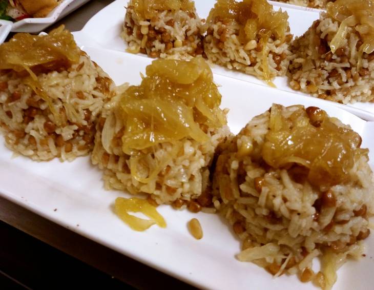 Linsen-Langkornreis-Kochtopf mit caramelisierten Zwiebeln Linsen-Langkornreis-Kochtopf mit caramelisierten Zwiebeln