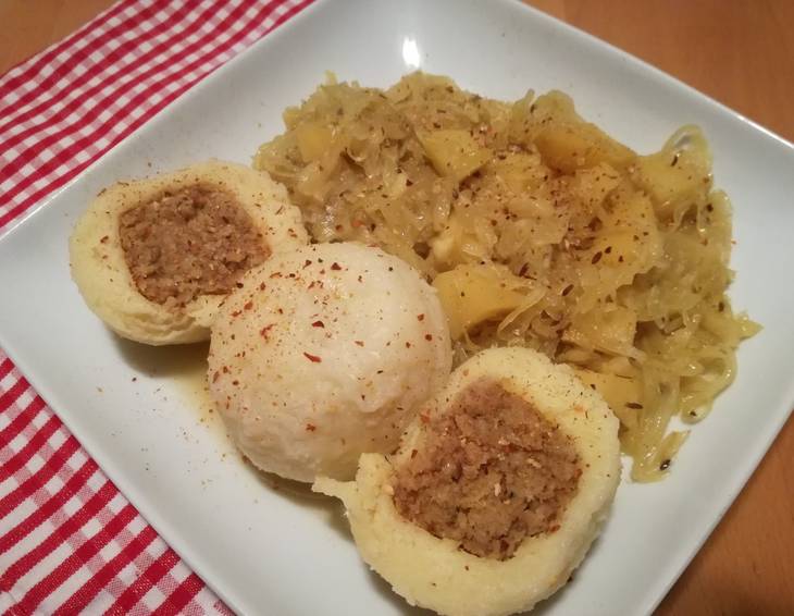 Grammelknödel auf Sauerkraut