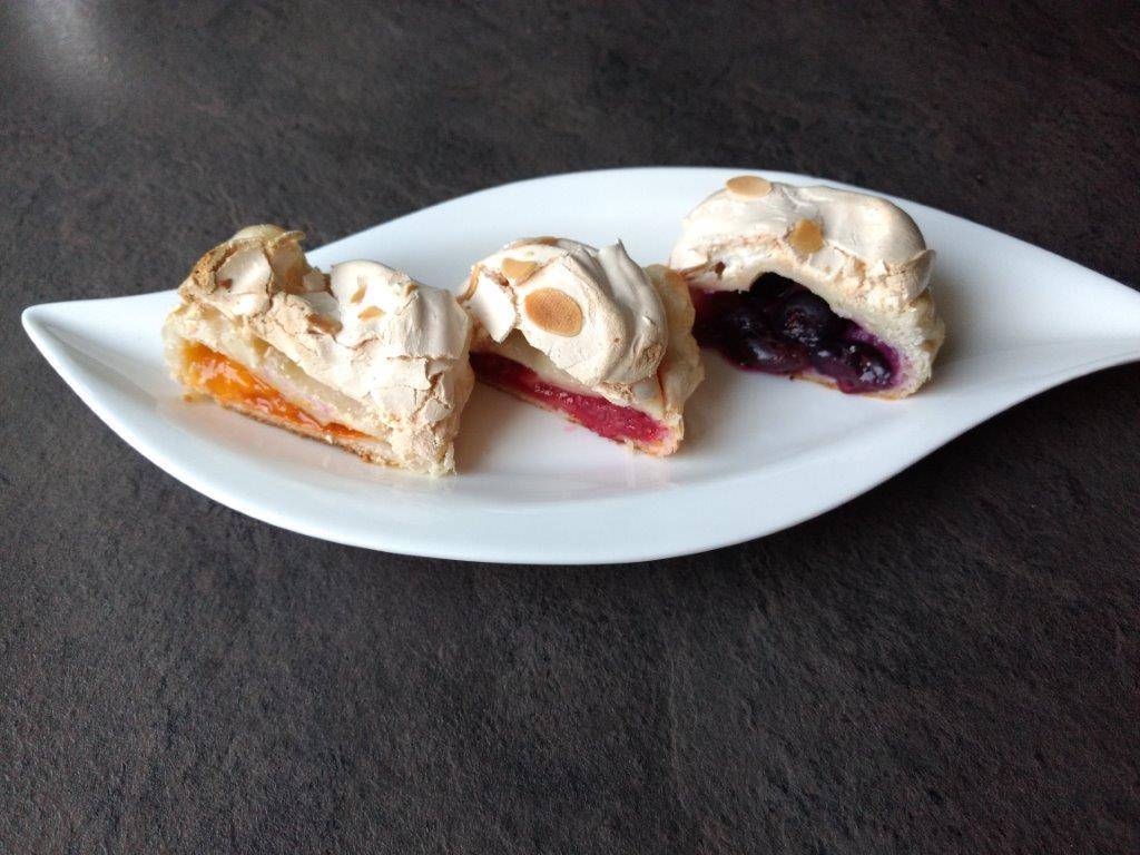 Baiser-Blätterteighupferl mit Früchten Baiser-Blätterteighupferl mit Früchten