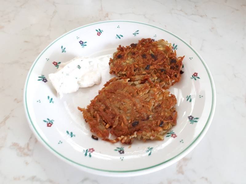 Diät-Kartoffelpuffer von Karotten mit Kräuterquark