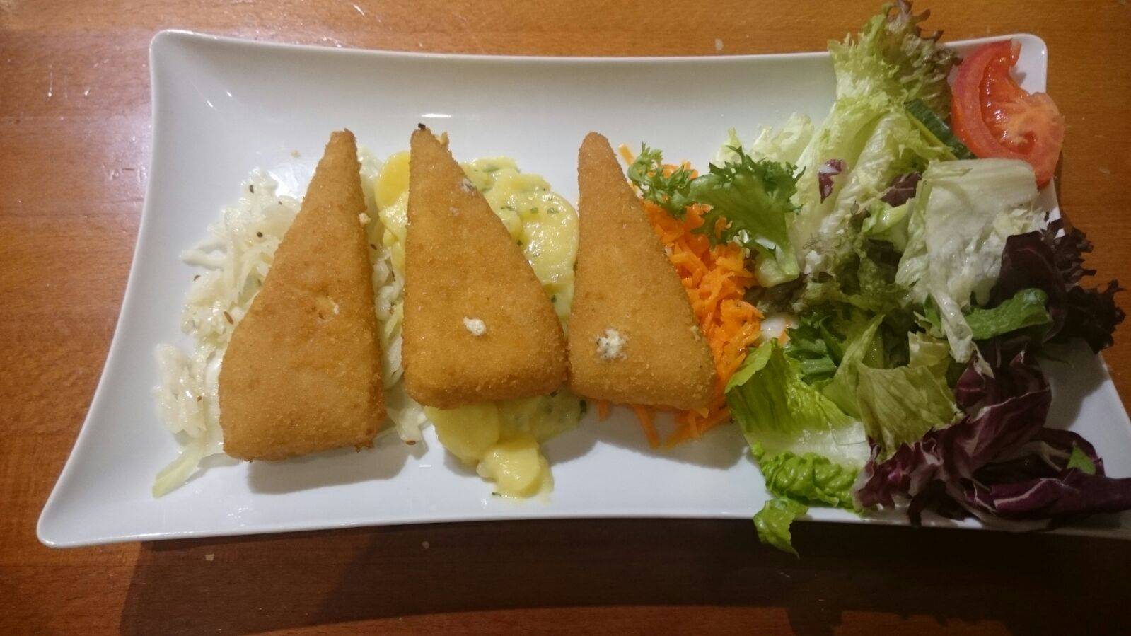 Salat mit gebackenem Käse Rezept - ichkoche.de Salat mit gebackenem Käse Rezept - ichkoche.de