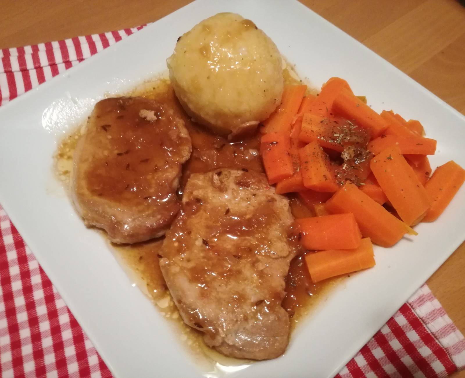 Glasierter Schweinelendenbraten Rezept - ichkoche.de Glasierter Schweinelendenbraten Rezept - ichkoche.de