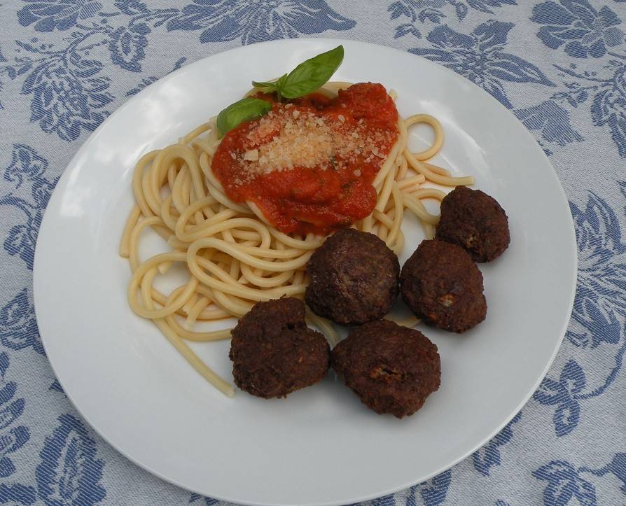 Pasta mit Fleischbällchen und Tomatensugo