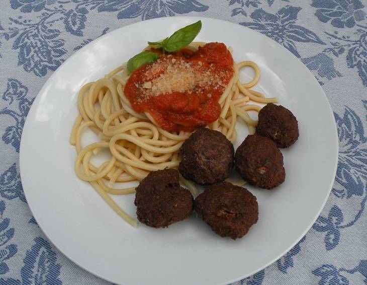 Pasta mit Fleischbällchen und Tomatensugo