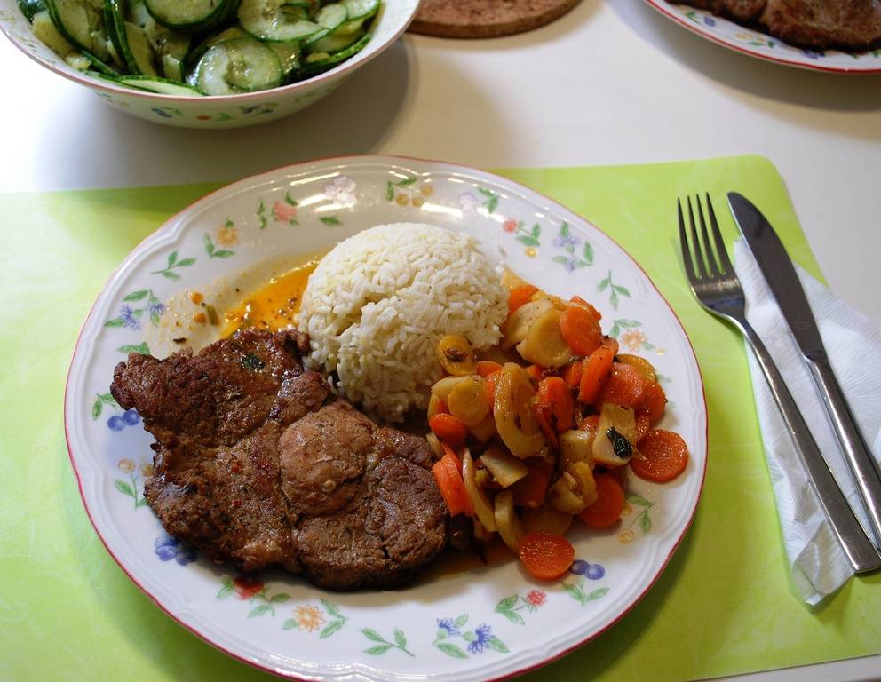Schweinskotelettes mit Suppengemüse und Reis Schweinskotelettes mit Suppengemüse und Reis
