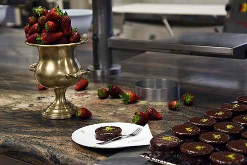 Für uns zauberte Konditormeister vor Ort, in seiner Backstube, unter anderem fruchtige Erdbeerroulade und kleine, feine "Ischler Törtchen" - eine seiner größten Spezialitäten!