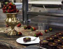 Für uns zauberte Konditormeister vor Ort, in seiner Backstube, unter anderem fruchtige Erdbeerroulade und kleine, feine "Ischler Törtchen" - eine seiner größten Spezialitäten! Für uns zauberte Konditormeister vor Ort, in seiner Backstube, unter anderem fruchtige Erdbeerroulade und kleine, feine "Ischler Törtchen" - eine seiner größten Spezialitäten!