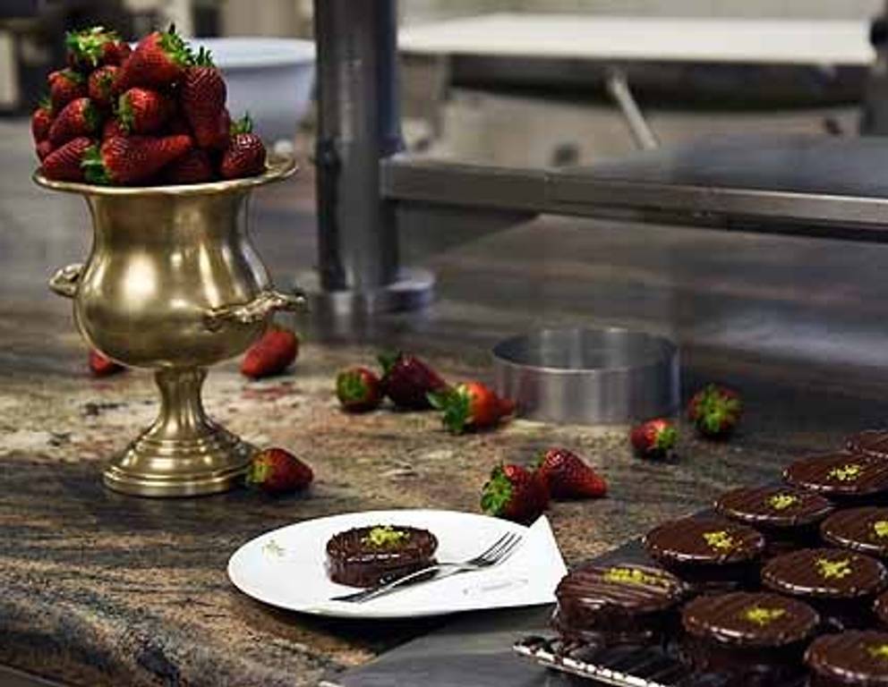 Für uns zauberte Konditormeister vor Ort, in seiner Backstube, unter anderem fruchtige Erdbeerroulade und kleine, feine "Ischler Törtchen" - eine seiner größten Spezialitäten! Für uns zauberte Konditormeister vor Ort, in seiner Backstube, unter anderem fruchtige Erdbeerroulade und kleine, feine "Ischler Törtchen" - eine seiner größten Spezialitäten!