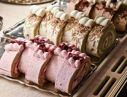 Von der Backstube in die Kuchenvitrine: Am 13 Meter langen Kuchenbuffet haben Naschkatzen & Schleckermäulchen schließlich die süße Qual der Wahl... Von der Backstube in die Kuchenvitrine: Am 13 Meter langen Kuchenbuffet haben Naschkatzen & Schleckermäulchen schließlich die süße Qual der Wahl...