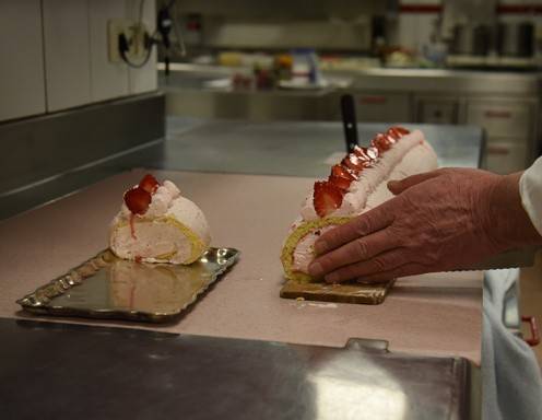 Nun wird die Roulade behutsam portioniert...