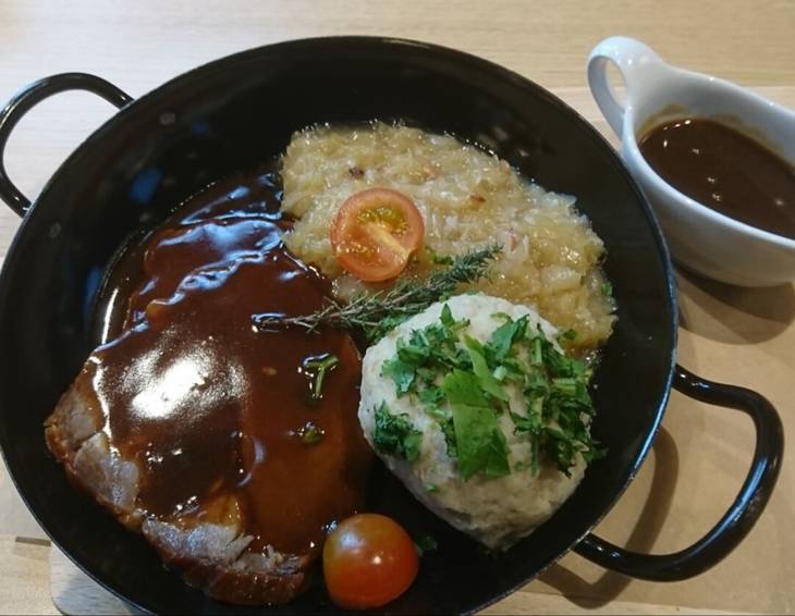 Schweinsbraten mit Sektkraut und Serviettenknödel