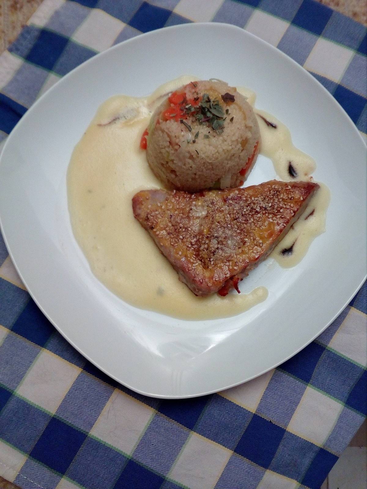 Gebratener Thunfisch mit Vanillesabayon und Couscous Rezept - ichkoche.de Gebratener Thunfisch mit Vanillesabayon und Couscous Rezept - ichkoche.de