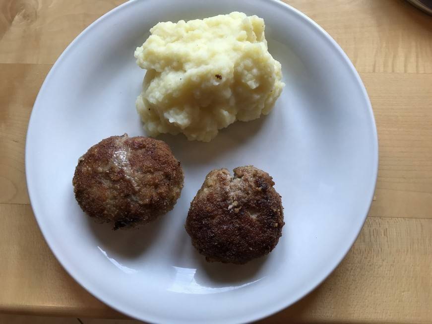 Fleischlaberl mit Kartoffelpüree